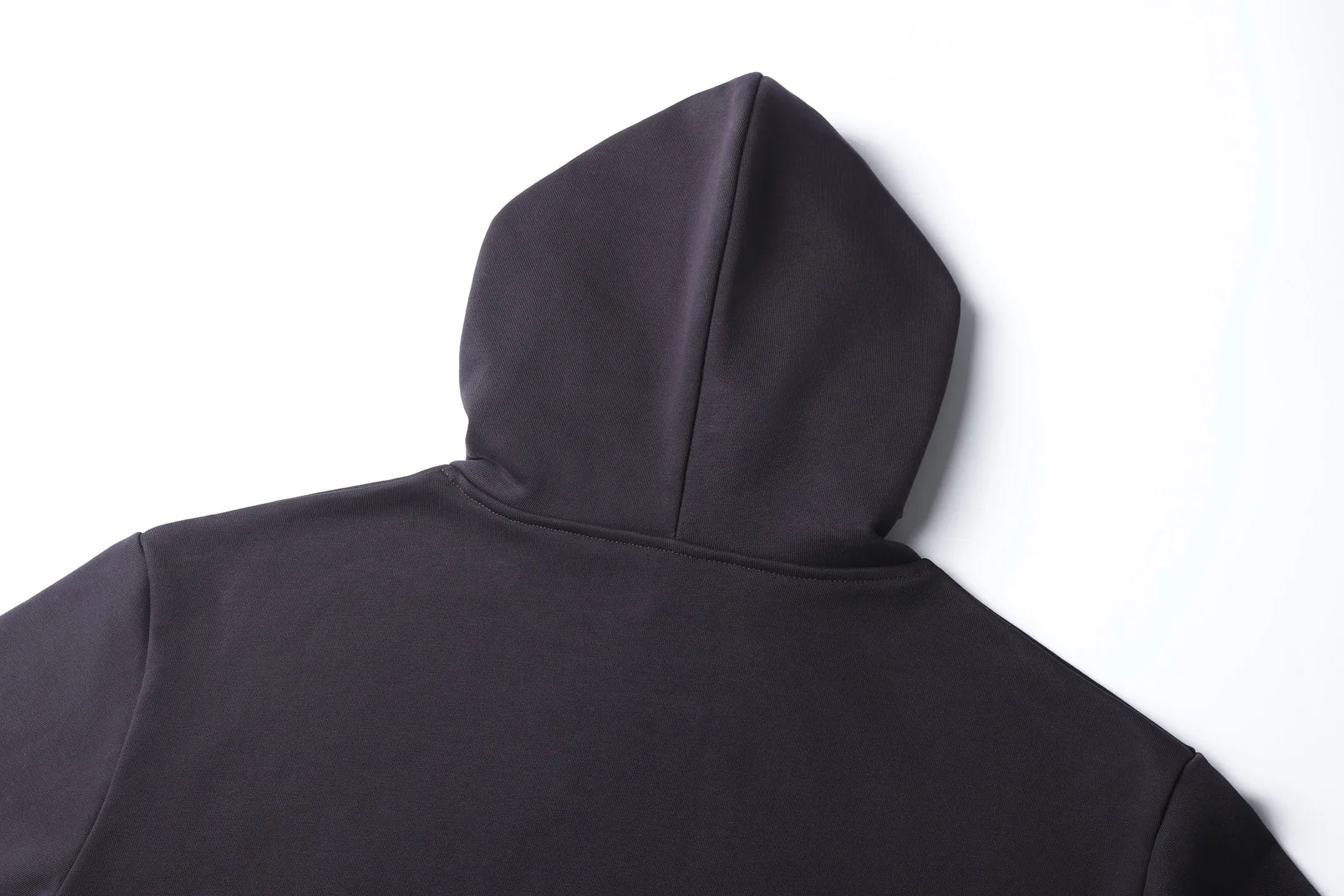 🅿️410 1v 25FW hand-signed monogram beaded embroidered hooded sweatshirt. The original version was purchased for 13,200 and developed. The fabric is made of custom-dyed 420g cotton extra-thick trendy brand terry sweatshirt material. This fabric is raised and treated to form a layer of soft and plump fluff on the inside; the improved fish scale knitting method forms a delicate concave and convex texture on the bottom surface, similar to the arrangement of fish scales. Effectively increases the air storage layer and improves thermal insulation performance. The front of the fabric is smooth and smooth, while the back is soft and waxy. It has excellent moisture absorption, breathability, wrinkle resistance and drape, and is thicker and crisper than ordinary sweatshirt materials. It gives clothes excellent warmth retention, breathability and skin-friendly touch. The Vuitton script on the chest is embroidered with beads. During the embroidery process, tiny beads are fixed on the fabric together with embroidery thread. The direct characteristics brought by this process are a strong three-dimensional sense, a unique sense of weight and a reflective effect that changes with the light. The overall wiring is straight and delicate, the fabric is comfortable and soft, and the color is consistent without color difference. It can be matched with the same style to create a fashionable look and control various occasions. Customized accessories, complete with three standards, same style for men and women! Size:S-M-L-XL